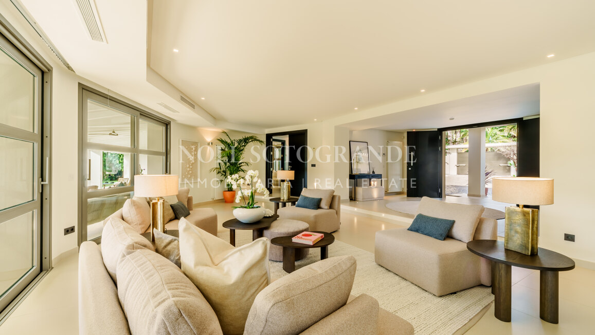 Villa for sale in La Cerquilla, Nueva Andalucia