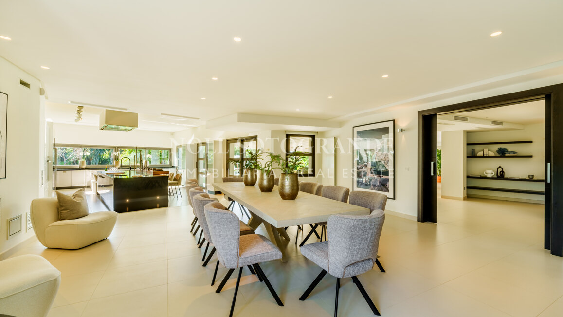 Villa for sale in La Cerquilla, Nueva Andalucia