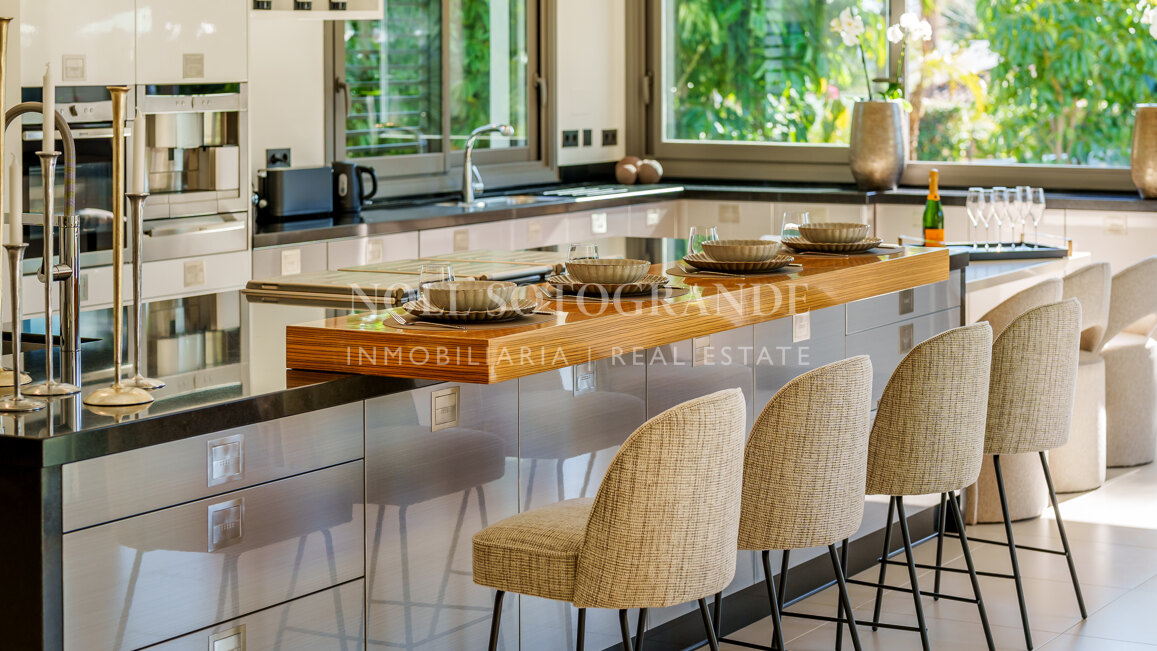 Villa for sale in La Cerquilla, Nueva Andalucia