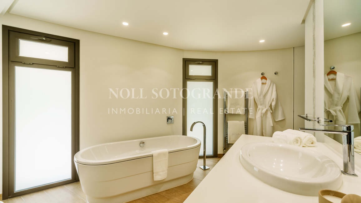 Villa for sale in La Cerquilla, Nueva Andalucia