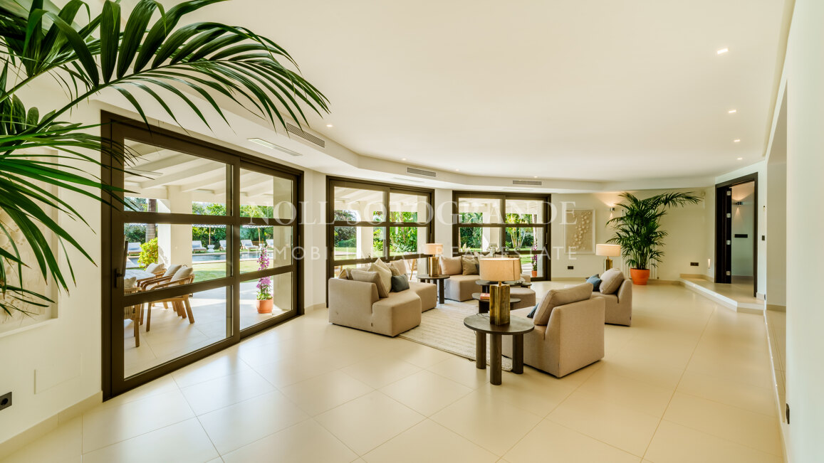 Villa for sale in La Cerquilla, Nueva Andalucia