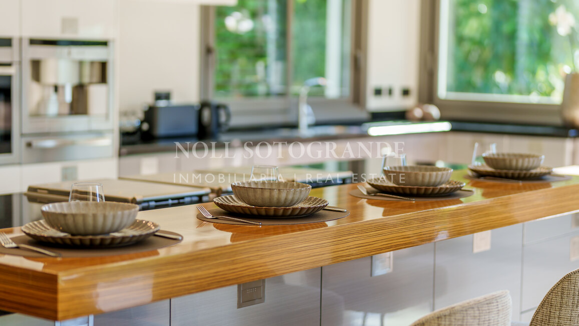 Villa for sale in La Cerquilla, Nueva Andalucia