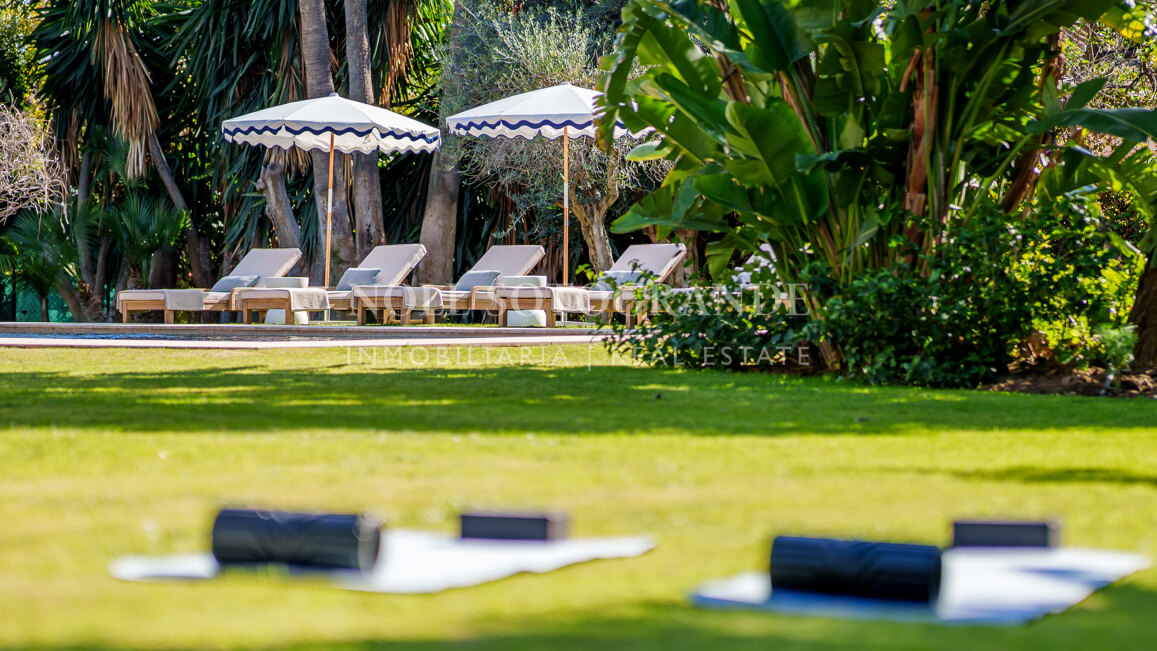 Villa for sale in La Cerquilla, Nueva Andalucia