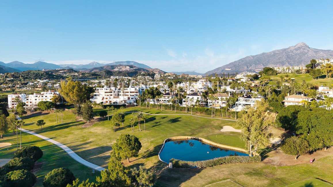 Villa zum Verkauf in Los Naranjos Golf, Nueva Andalucia