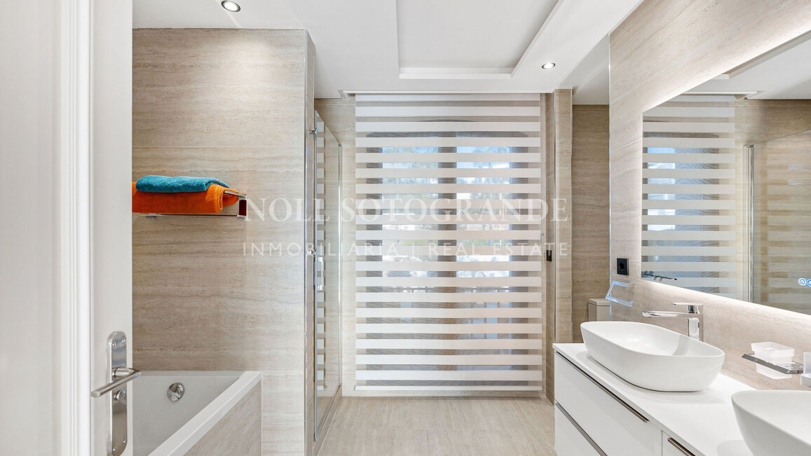 Villa zum Verkauf in Los Naranjos Golf, Nueva Andalucia