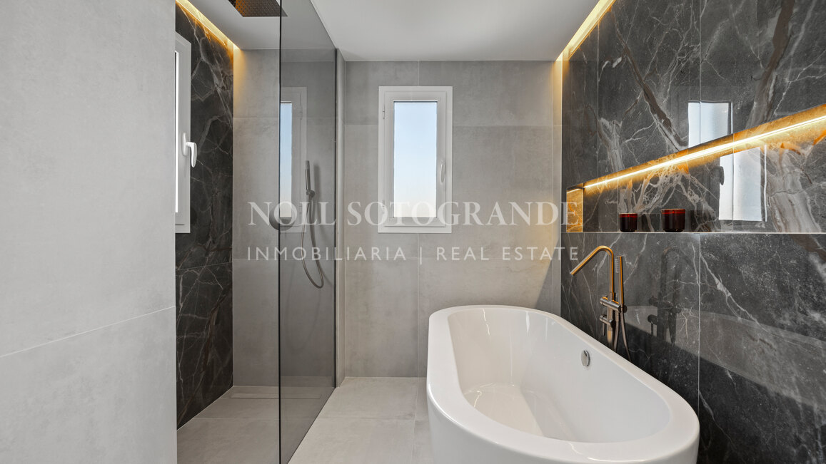 Apartamento en venta en Altos de La Quinta, Benahavis