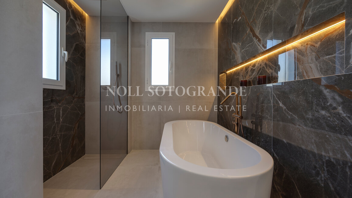 Apartamento en venta en Altos de La Quinta, Benahavis