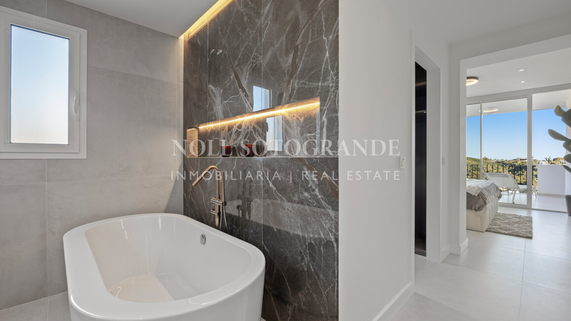 Apartamento en venta en Altos de La Quinta, Benahavis