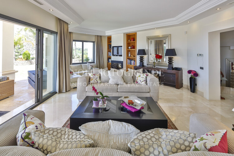 Clásica villa de 4 dormitorios con vistas abiertas al mar y al golf en Los Arqueros Golf and Country Club, Benahavís.