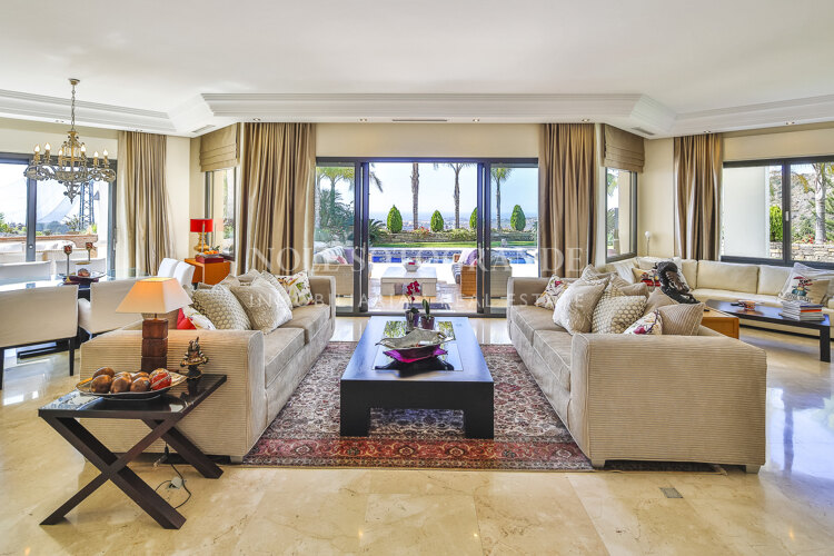 Clásica villa de 4 dormitorios con vistas abiertas al mar y al golf en Los Arqueros Golf and Country Club, Benahavís.