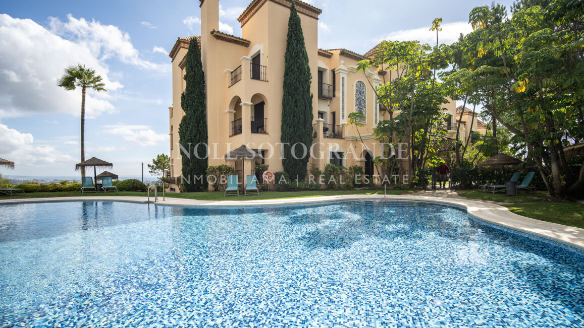 Refurbished penthouse in La Quinta Golf with open sea views