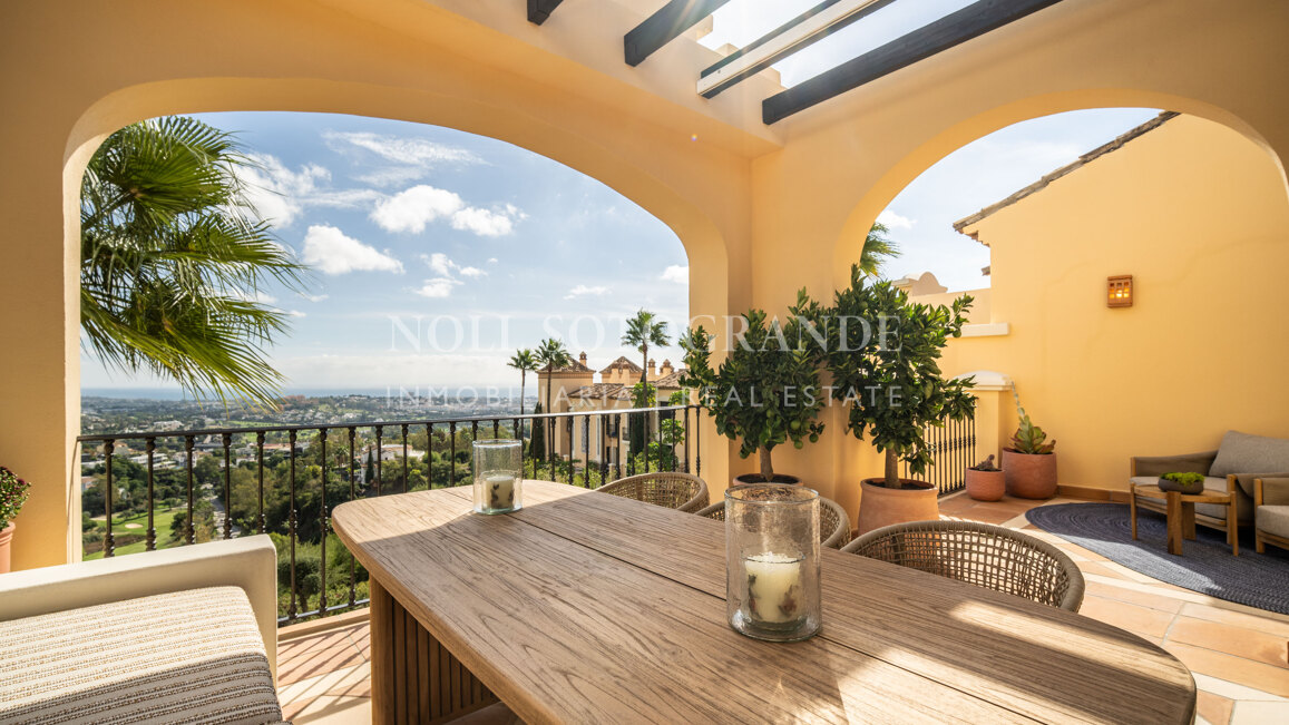 Refurbished penthouse in La Quinta Golf with open sea views