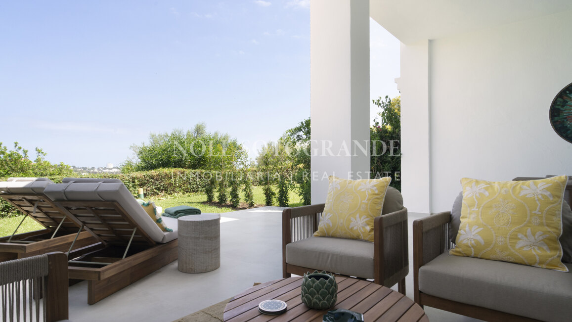 Casa adosada con solarium recién reformada en primera línea de golf en La Quinta