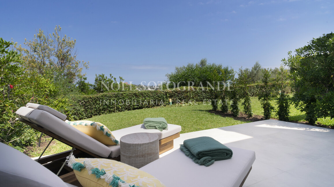 Casa adosada con solarium recién reformada en primera línea de golf en La Quinta