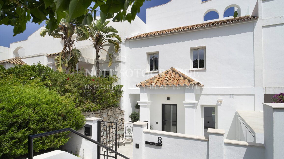 Totally refurbished frontline golf townhouse with solarium in La Quinta
