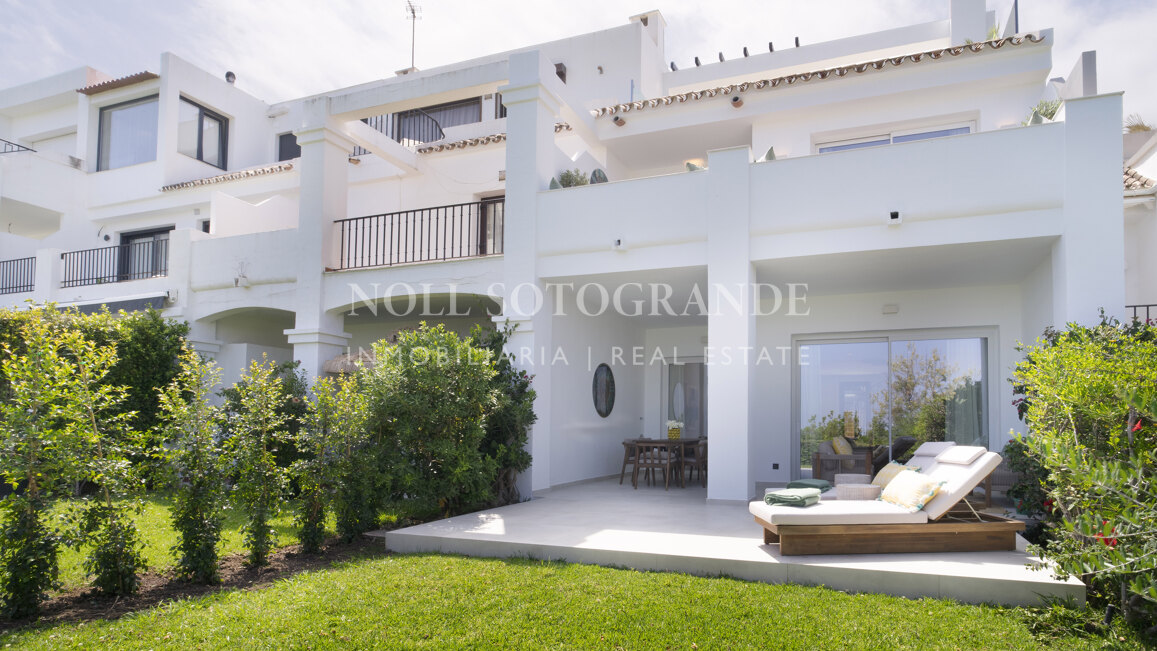 Casa adosada con solarium recién reformada en primera línea de golf en La Quinta