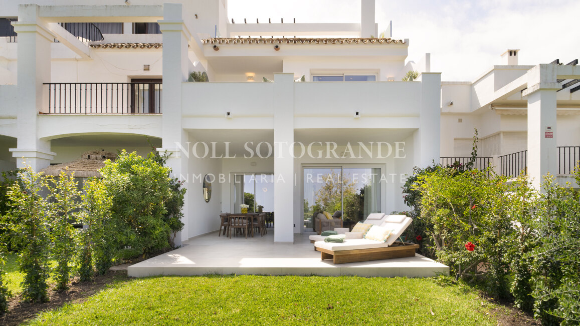Casa adosada con solarium recién reformada en primera línea de golf en La Quinta