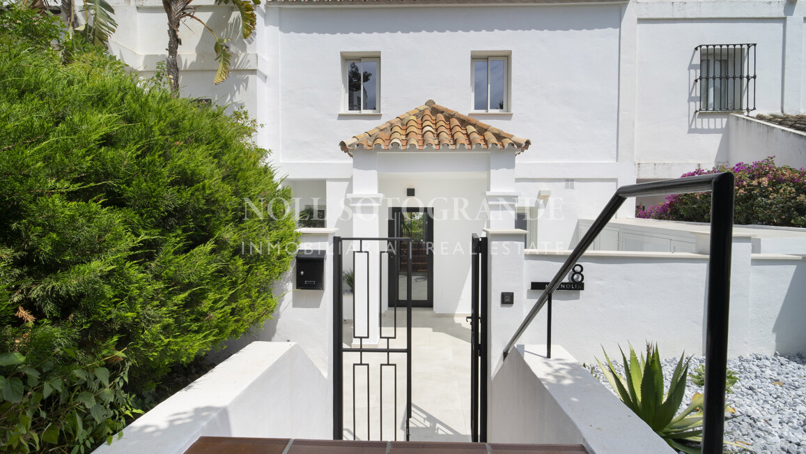 Casa adosada con solarium recién reformada en primera línea de golf en La Quinta