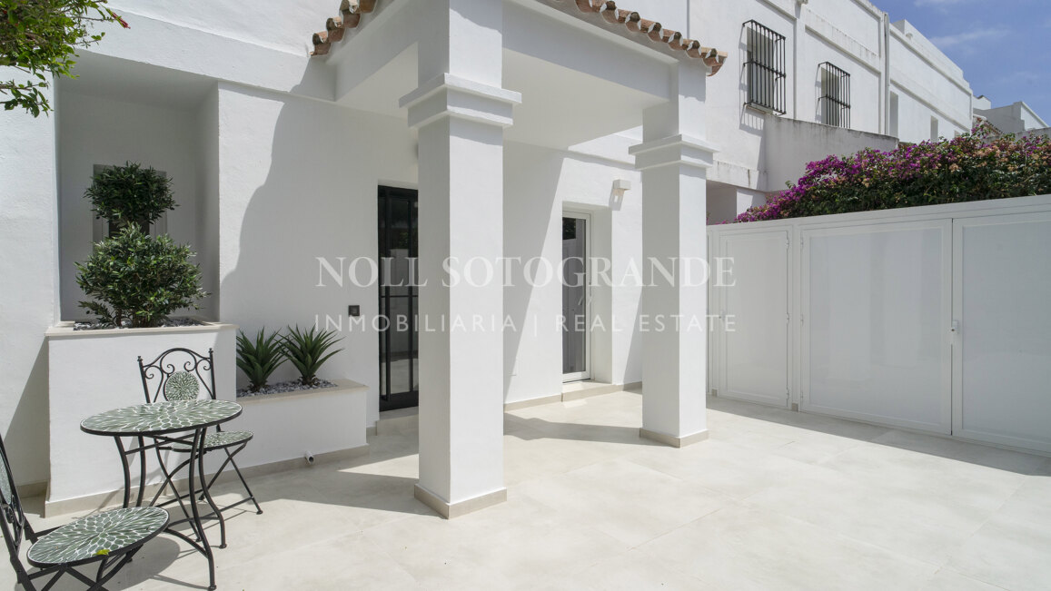 Casa adosada con solarium recién reformada en primera línea de golf en La Quinta