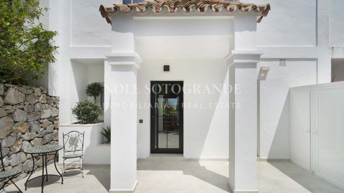 Casa adosada con solarium recién reformada en primera línea de golf en La Quinta