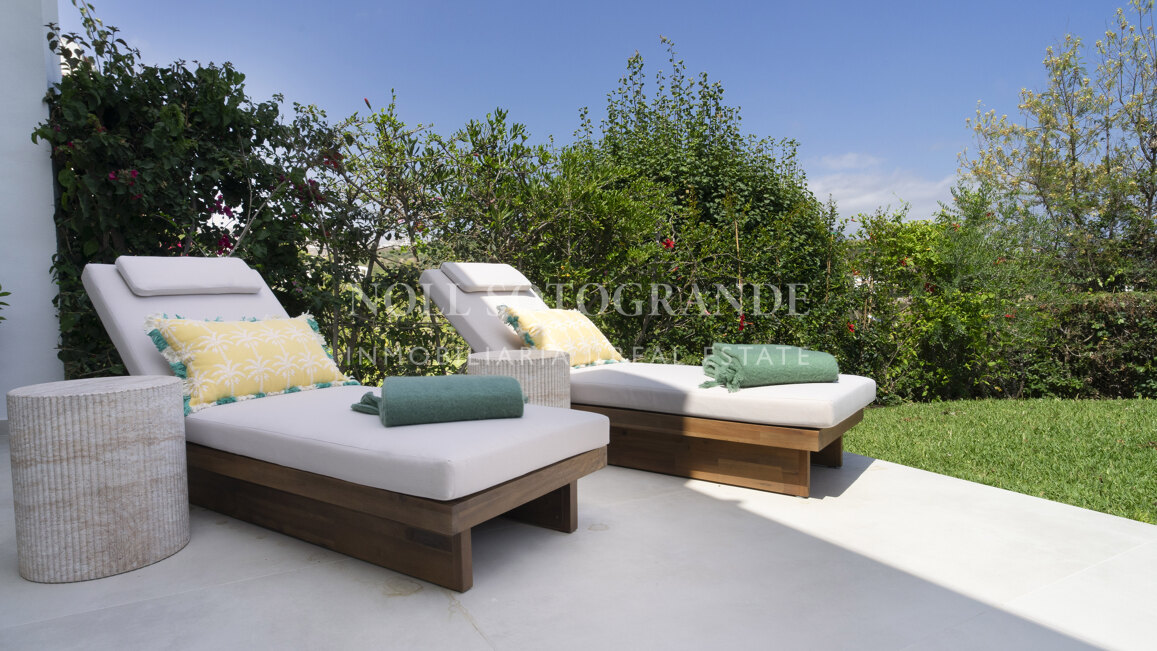Casa adosada con solarium recién reformada en primera línea de golf en La Quinta