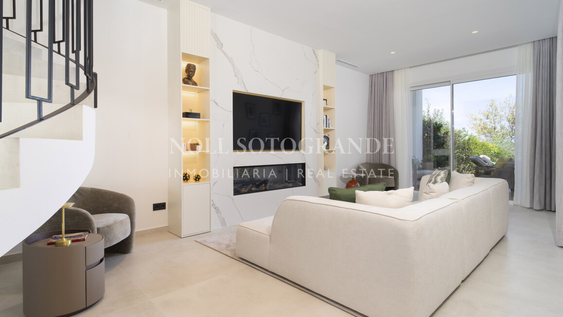 Casa adosada con solarium recién reformada en primera línea de golf en La Quinta