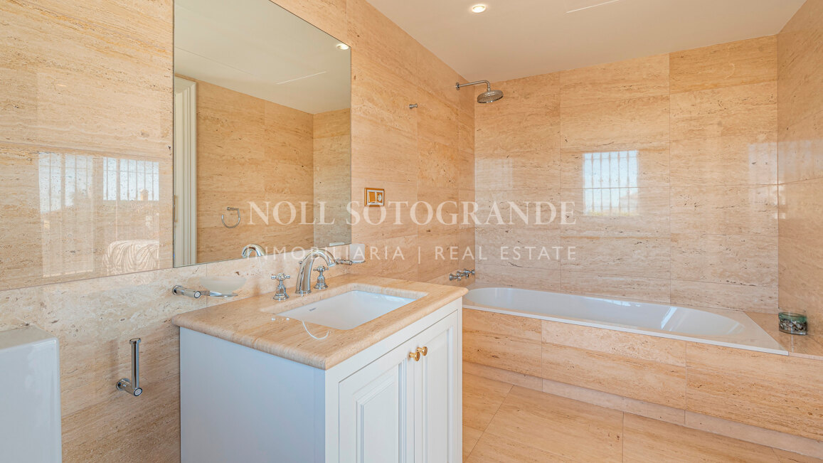 Villa zum Verkauf in El Herrojo, Benahavis