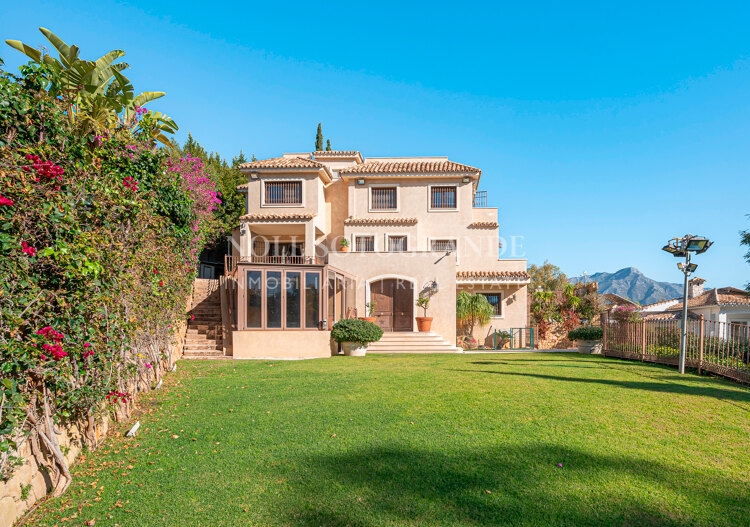 Villa en venta en El Herrojo, Benahavis