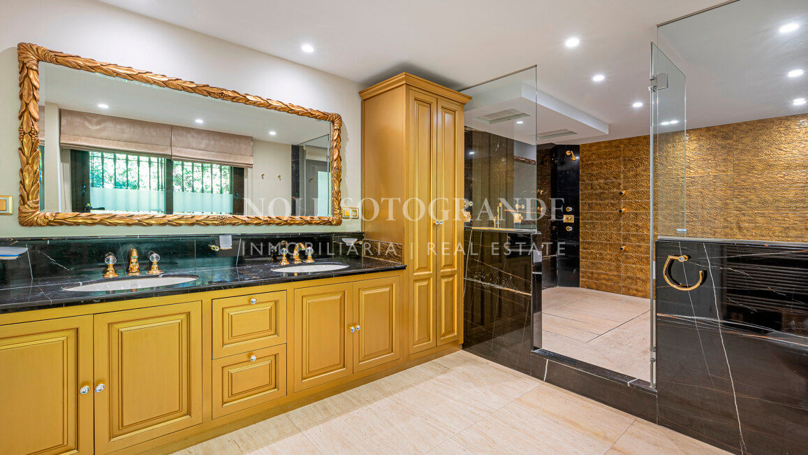 Villa zum Verkauf in El Herrojo, Benahavis