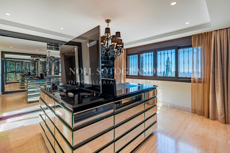 Villa en venta en El Herrojo, Benahavis