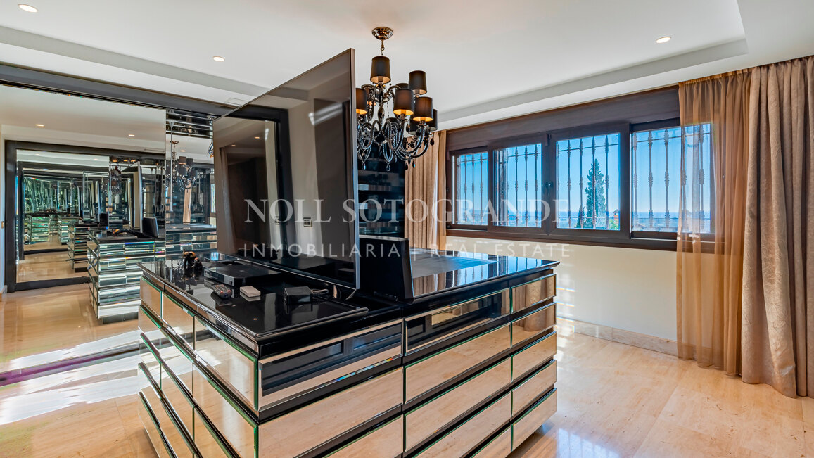 Villa zum Verkauf in El Herrojo, Benahavis