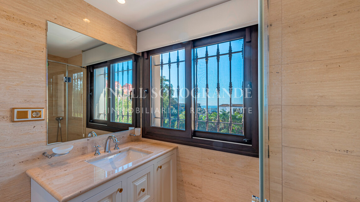 Villa zum Verkauf in El Herrojo, Benahavis