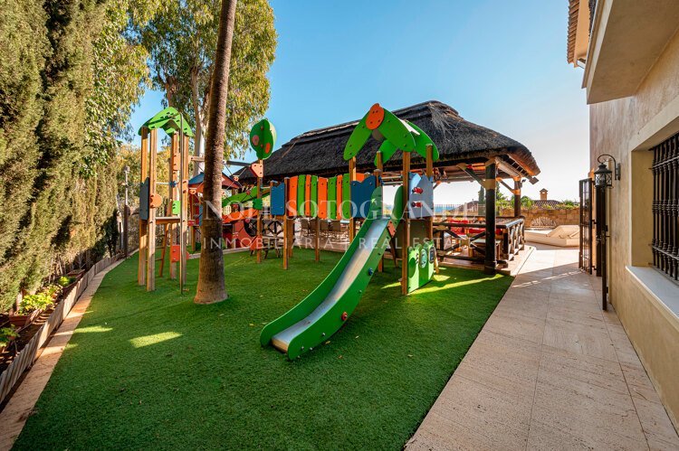 Villa en venta en El Herrojo, Benahavis