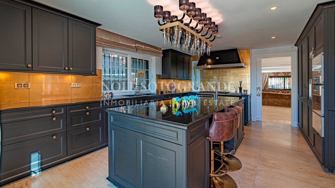 Villa zum Verkauf in El Herrojo, Benahavis