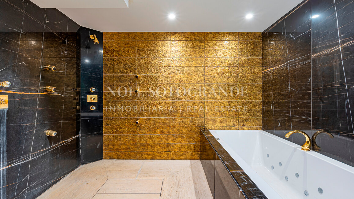 Villa zum Verkauf in El Herrojo, Benahavis