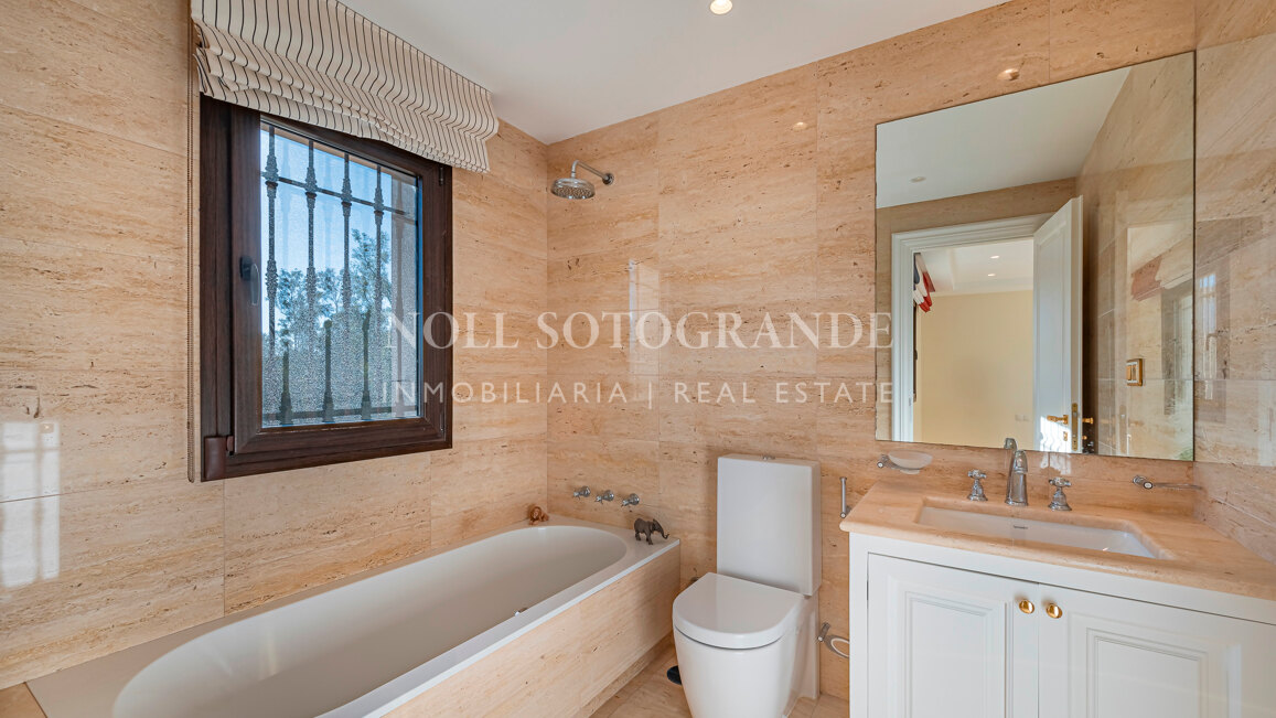 Villa zum Verkauf in El Herrojo, Benahavis