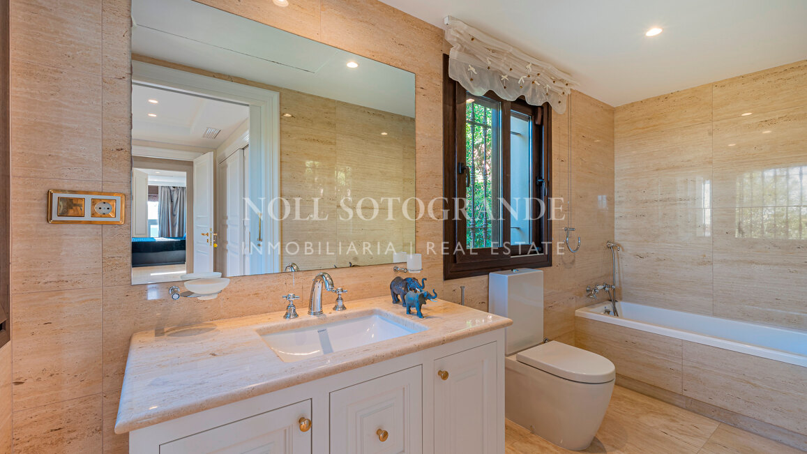 Villa zum Verkauf in El Herrojo, Benahavis