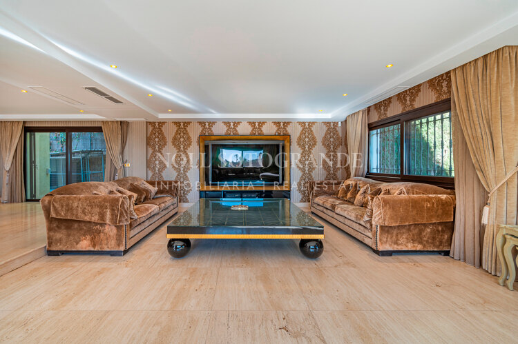 Villa en venta en El Herrojo, Benahavis