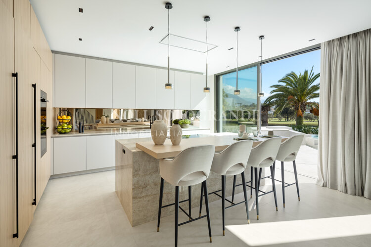 Villa zum Verkauf in Las Brisas, Nueva Andalucia