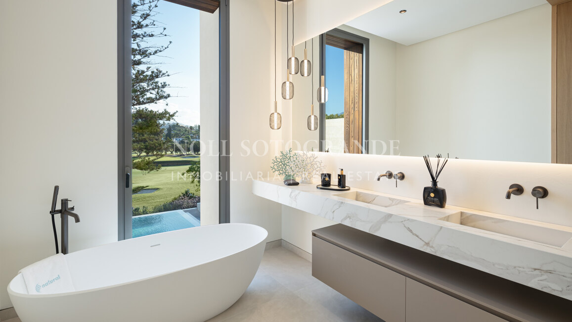 Villa zum Verkauf in Las Brisas, Nueva Andalucia