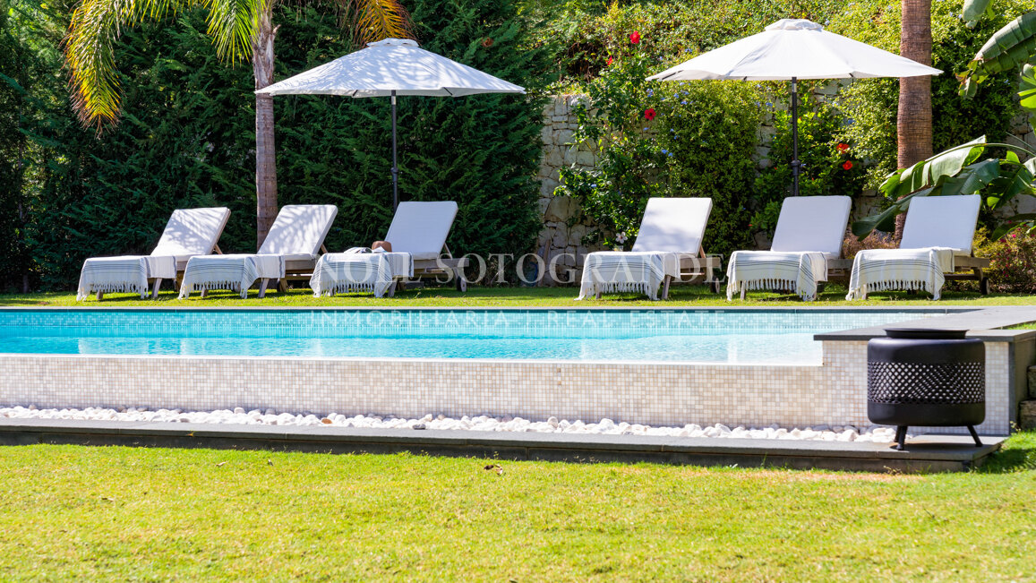 Contemporary villa within walking distance to the beach and amenities in Nueva Andalucia