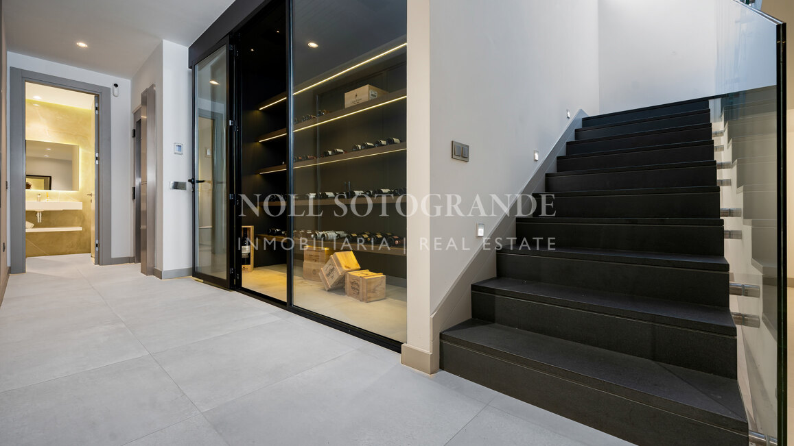 Contemporary villa within walking distance to the beach and amenities in Nueva Andalucia