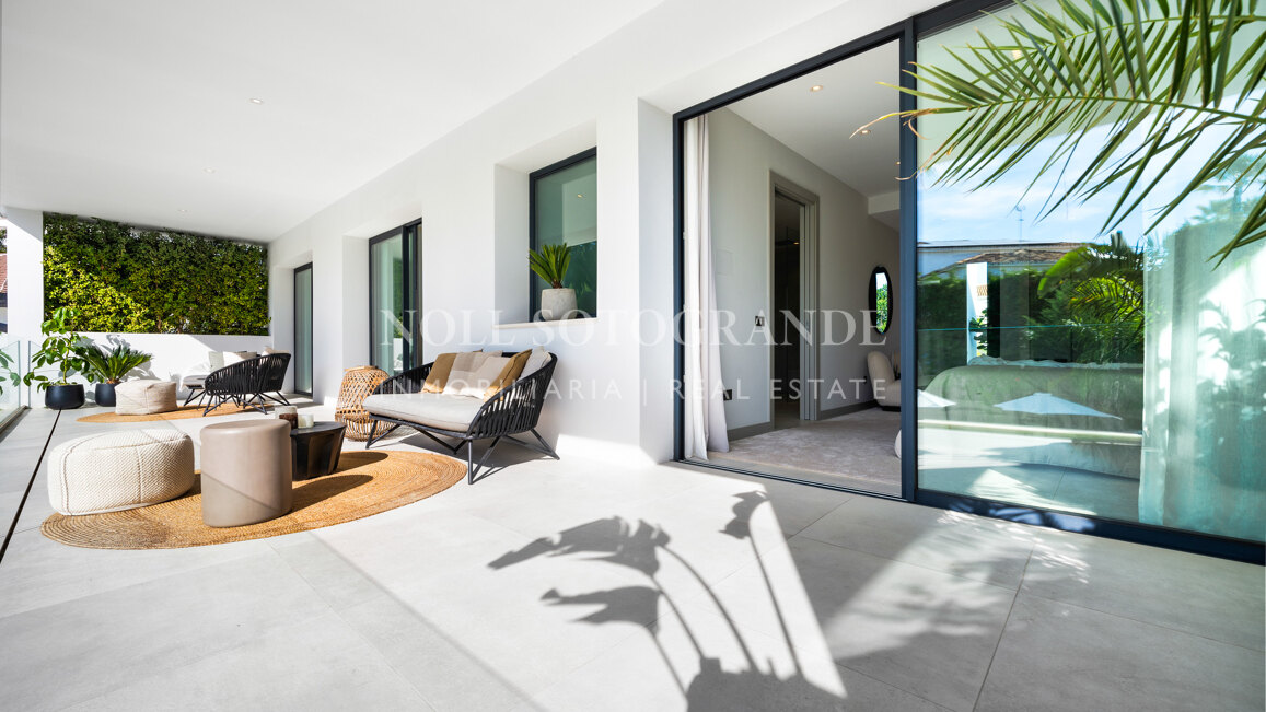 Contemporary villa within walking distance to the beach and amenities in Nueva Andalucia