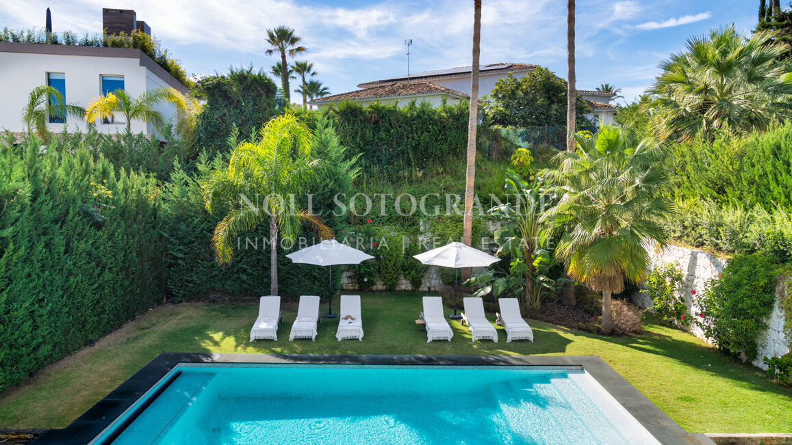 Contemporary villa within walking distance to the beach and amenities in Nueva Andalucia