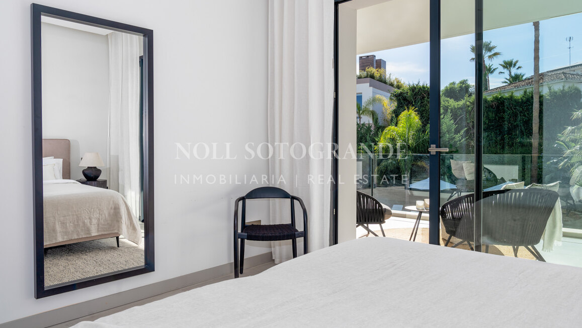 Contemporary villa within walking distance to the beach and amenities in Nueva Andalucia