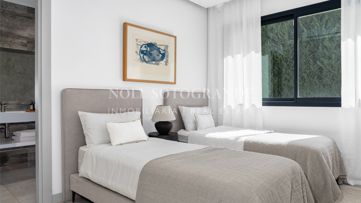 Contemporary villa within walking distance to the beach and amenities in Nueva Andalucia