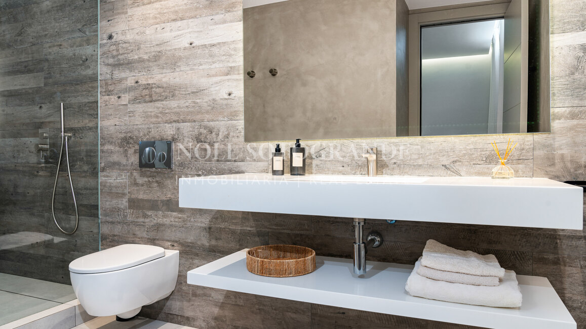 Contemporary villa within walking distance to the beach and amenities in Nueva Andalucia