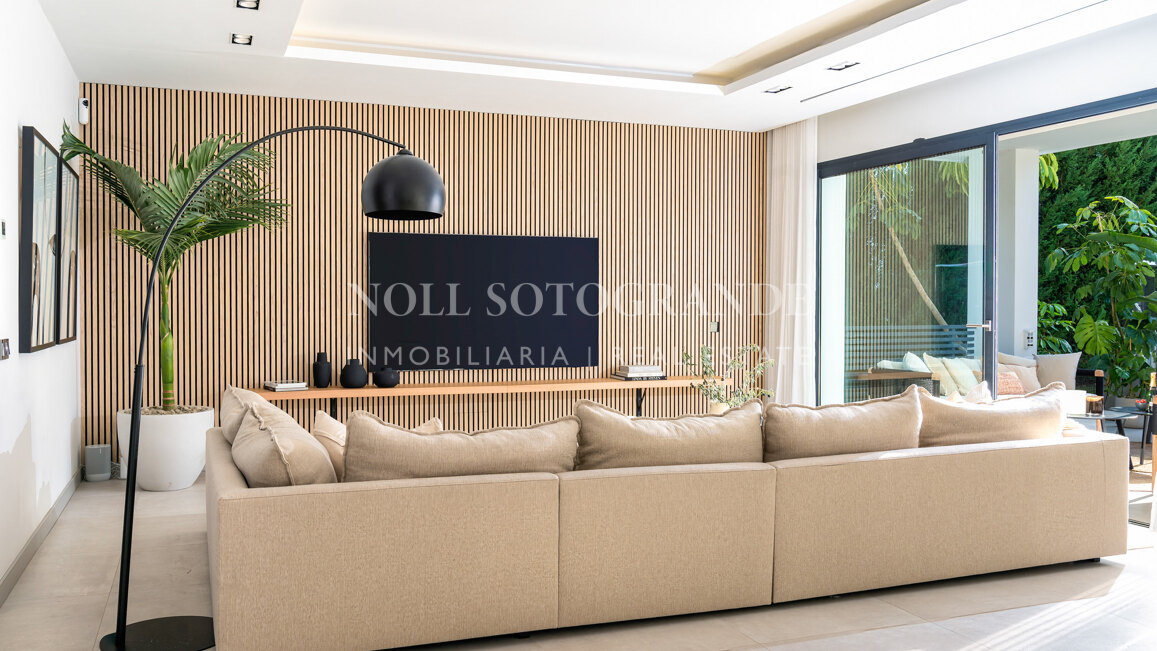 Contemporary villa within walking distance to the beach and amenities in Nueva Andalucia