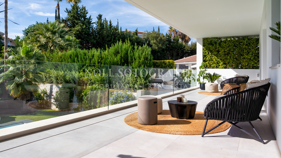 Contemporary villa within walking distance to the beach and amenities in Nueva Andalucia