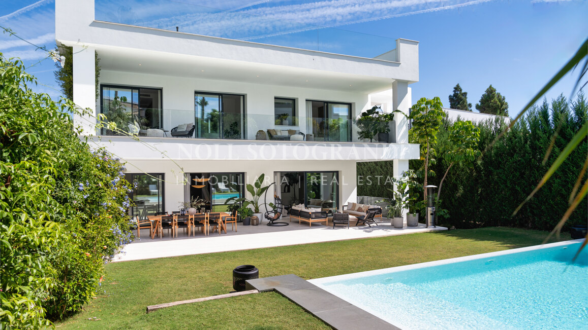 Contemporary villa within walking distance to the beach and amenities in Nueva Andalucia